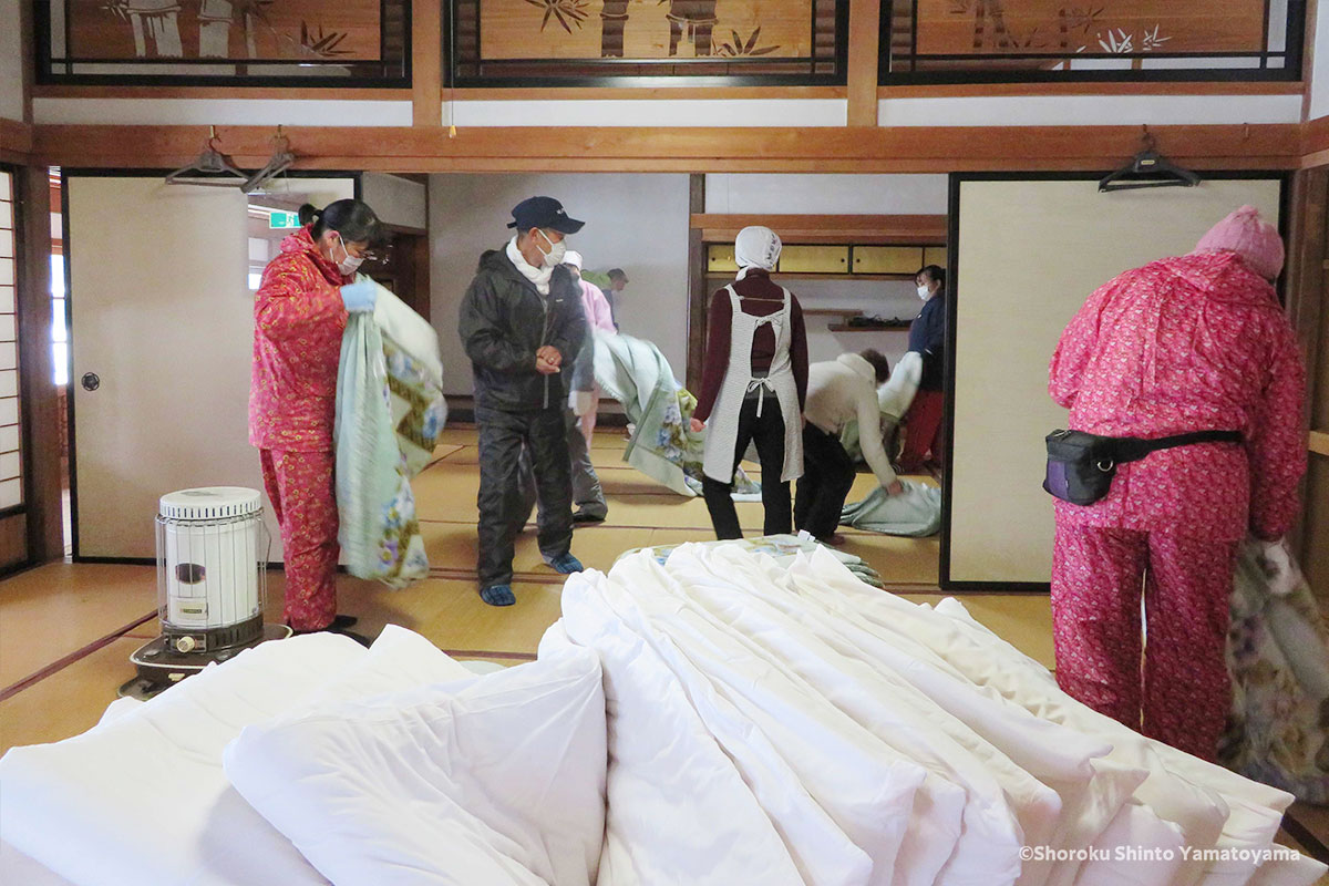 鶴田教区婦人会：「教区婦人会本部団体参山奉仕」として信徒宿舎の寝具類の整理整頓、清掃作業を行う参加者たち