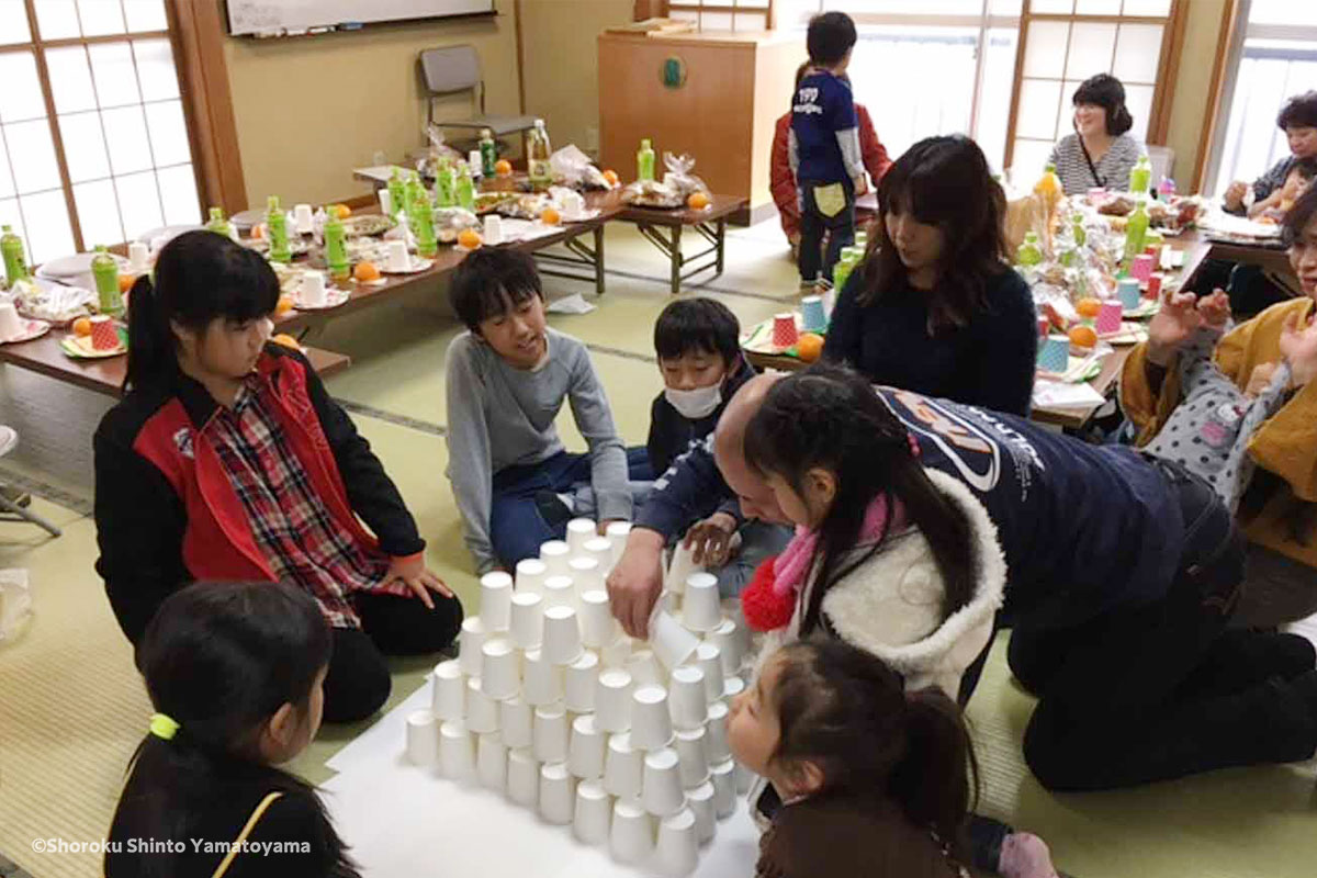 北関東教区青年会：川口道場でのクリスマス会にて「紙コップピラミッド」に挑戦する子どもたち