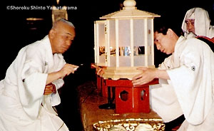 比叡山根本中堂における「不滅の法灯」分灯法要での初代教主(左) と 二代教主(中)、第253世天台座主（右）