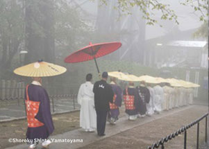 「第33回大和山献油式」根本中堂へ参進する一行