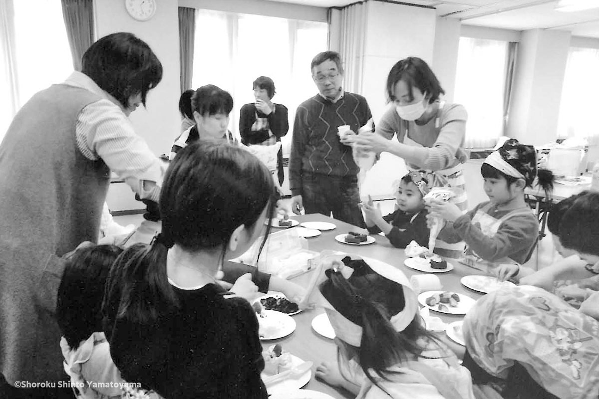 札幌教区婦人会：北海道中心道場での「札幌教区松ぼっくり子ども会クリスマスお楽しみ会」にてショートケーキ作りを楽しむ子どもたち