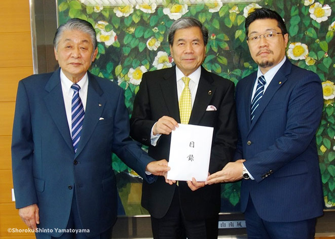 大和松園教主が熊本県庁を訪問、蒲島郁夫熊本県知事へ第2次義援金を目録にて贈呈