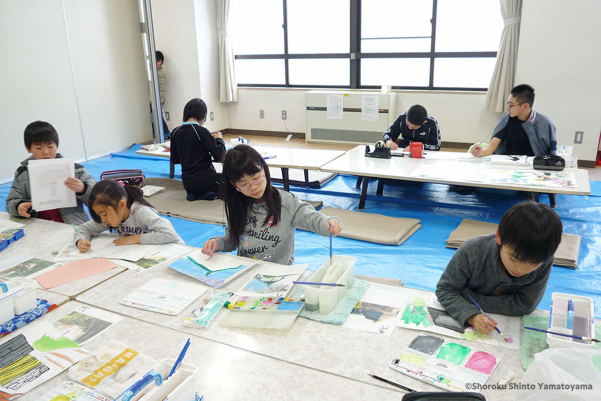 本部婦人会：「第23回全国図画書道大会」への作品出展に向けて開催された図画教室と書道教室にて練習に励む子どもたち