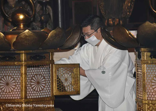 「第33回大和山献油式」不滅の法灯「灌油の儀」（内陣）